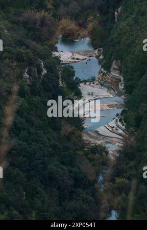 Wunderschöne Schlucht mit Flussbecken im Naturschutzgebiet Cavagrande del Cassibile, Syrakus, Sizilien, Italien Stockfoto