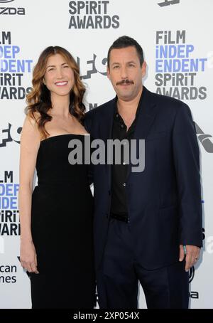 Adam Sandler und Jackie Sandler bei den 35. Jährlichen Film Independent Spirit Awards, die am 8. Februar am Santa Monica Beach in Santa Monica, USA, stattfanden Stockfoto