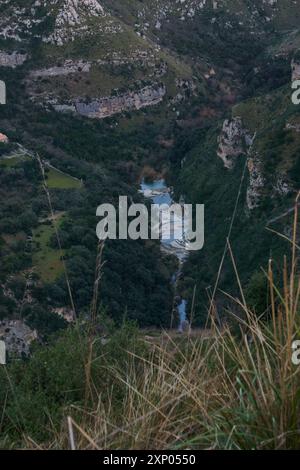 Wunderschöne Schlucht mit Flussbecken im Naturschutzgebiet Cavagrande del Cassibile, Syrakus, Sizilien, Italien Stockfoto