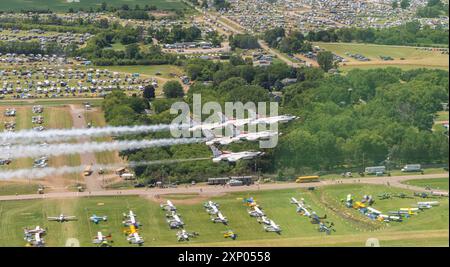 Die United States Air Force Air Demonstration Squadron „Thunderbirds“ fliegen am 25. Juli 2024 über EAA AirVenture in Oshkosh, Wisconsin. Die Thunderbirds führten einen Delta-Pass und Delta-Burst über diese einwöchige jährliche Flugschau und Treffen von Luftfahrtbegeisterten durch. (Foto der U.S. Air Force von Staff Sgt. Dakota Carter) Stockfoto