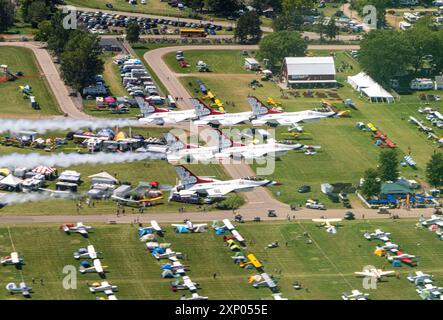 Die United States Air Force Air Demonstration Squadron „Thunderbirds“ fliegen am 25. Juli 2024 über EAA AirVenture in Oshkosh, Wisconsin. Die Thunderbirds führten einen Delta-Pass und Delta-Burst über diese einwöchige jährliche Flugschau und Treffen von Luftfahrtbegeisterten durch. (Foto der U.S. Air Force von Staff Sgt. Dakota Carter) Stockfoto