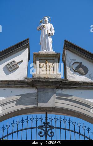 Statue von Bruno von Köln, Gründer des Kartäuserordens, auf dem Bogengang des unteren Eingangs zum Charterhaus Ittingen, Warth-Weiningen bei Fraue Stockfoto