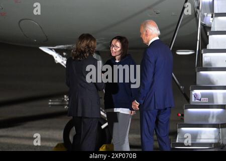 Vizepräsidentin Kamala Harris, links, spricht mit dem russisch-amerikanischen Journalisten Alsu Kurmasheva, zusammen mit Präsident Joe Biden, nachdem sie am 1. August 2024 nach ihrer Entlassung aus der russischen Gewahrsam in der Joint Base Andrews, MD, angekommen war. Kurmashevas Rückkehr war Teil des größten Gefangenenaustauschs seit dem Kalten Krieg. (Foto der U.S. Air Force von Staff Sgt. Isaac March) Stockfoto