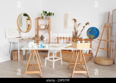 Leinwand für flüssige Kunstmalerei auf dem Tisch im Werkstattinnenraum Stockfoto