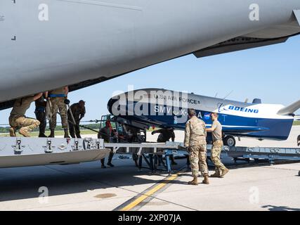 Am 18. Juli 2024 laden die Flugbesatzungen der 87th Aerial Port Squadron des 445th Airlift Wing und der 89th Airlift Squadron des Air Mobility Command ein Raummanöver-Fahrzeug der Boeing X-40 auf einen C-17 Globemaster auf der Wright-Patterson Air Force Base, Ohio. Das Team transportierte das Fahrzeug und das Flugzeug, um als statische Anzeige auf der EAA AirVenture Oshkosh 2024 Airshow in Oshkosh, Wis, vom 22. Bis 28. Juli zu dienen. Stockfoto