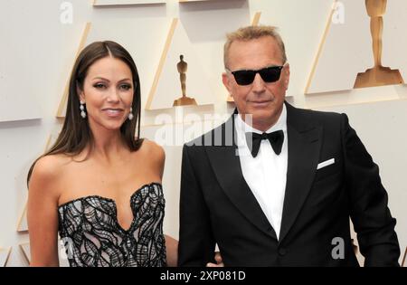 Christine Baumgartner und Kevin Costner bei den 94. Annual Academy Awards am 27. März 2022 im Dolby Theatre in Los Angeles, USA Stockfoto