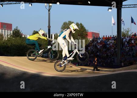 PARIS, FRANKREICH. August 2024. Romain Mahieu vom Team France in Aktion während des Halbfinales der Männer am siebten Tag der Olympischen Spiele Paris 2024 im BMX-Stadion Saint-Quentin-en-Yvelines in Paris. Quelle: Craig Mercer/Alamy Live News Stockfoto