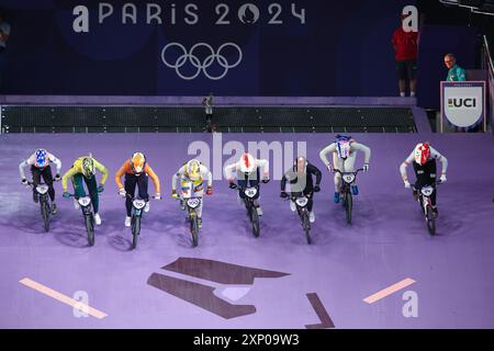 PARIS, FRANKREICH. August 2024. Die Teilnehmer starten im Halbfinale der Frauen am siebten Tag der Olympischen Spiele 2024 in Paris im BMX-Stadion Saint-Quentin-en-Yvelines in Paris. Quelle: Craig Mercer/Alamy Live News Stockfoto