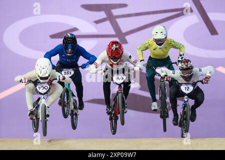 PARIS, FRANKREICH. August 2024. Die Action aus dem Halbfinale der Männer findet am siebten Tag der Olympischen Spiele 2024 in Paris im BMX-Stadion Saint-Quentin-en-Yvelines in Paris statt. Quelle: Craig Mercer/Alamy Live News Stockfoto