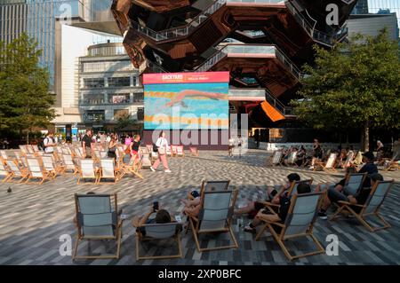 New York, USA. August 2024. Die Olympischen Spiele 2024 in Paris werden auf dem Platz und den Gärten in Hudson Yards in Manhattan, New York City, beobachtet. Der Platz und die Gärten in Hudson Yards waren Austragungsort von Uhrenveranstaltungen für die Olympischen Spiele 2024 in Paris. (Credit Image: © Jimin Kim/SOPA Images via ZUMA Press Wire) NUR REDAKTIONELLE VERWENDUNG! Nicht für kommerzielle ZWECKE! Stockfoto