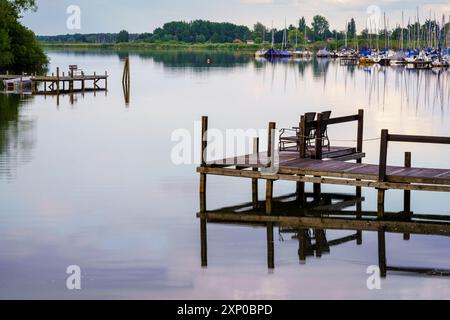 Steinhude, Niedersachsen, Deutschland, 08. Juni 2020: Blick auf das Steinhuder Meer mit Bootssteg und dem Jachthafen nahe der Badeinsel Stockfoto