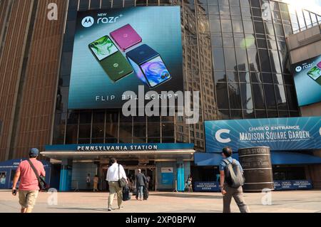 Menschen werden vor dem Madison Square Garden und der Penn Station in Midtown Manhattan, New York City, gesehen. Stockfoto