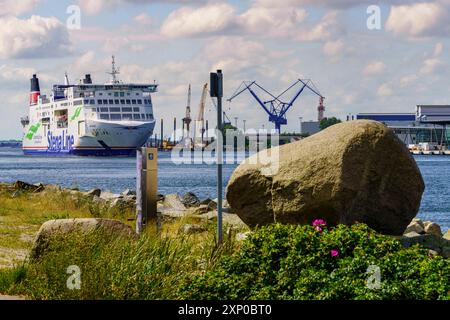 Rostock, Mecklenburg-Vorpommern, Deutschland, 14. Juni 2020: Eine Stena-Linienfähre, die Warnemünde überquert, auf dem Weg nach Trelleborg Stockfoto