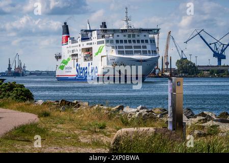 Rostock, Mecklenburg-Vorpommern, Deutschland, 14. Juni 2020: Eine Stena-Linienfähre, die Warnemünde überquert, auf dem Weg nach Trelleborg Stockfoto