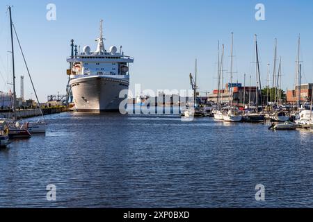 Wismar, Mecklenburg-Vorpommern, Deutschland, 15. Juni 2020: Ein Kreuzfahrtschiff im Westhafen Stockfoto