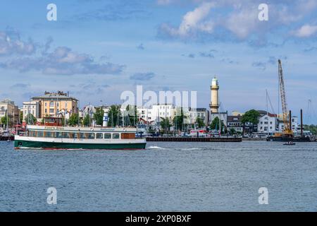 Rostock, Mecklenburg-Vorpommern, Deutschland, 14. Juni 2020: Blick von hohe Duene in Richtung Warnemünde mit Leuchtturm und Hafenkreuzschiff Stockfoto