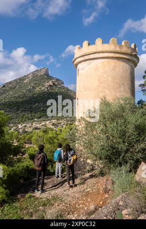 Turmförmige Taubenkote, Na Miranda, Naturpark Sa Dragonera, Mallorca, Balearen, Spanien Stockfoto