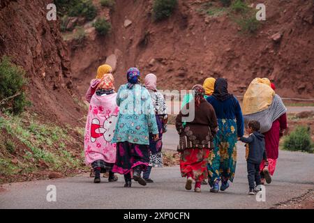 Gruppe berberfrauen, die auf einer asphaltierten Straße arbeiten, Ait Blal, Provinz azilal, Atlasgebirge, marokko Stockfoto