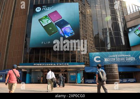 New York, Usa. August 2024. Menschen werden vor dem Madison Square Garden und der Penn Station in Midtown Manhattan, New York City, gesehen. (Foto: Jimin Kim/SOPA Images/SIPA USA) Credit: SIPA USA/Alamy Live News Stockfoto