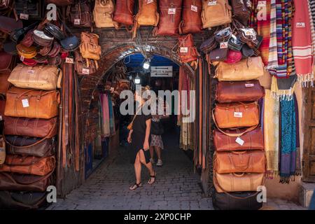 Frau in einem Taschenladen, marrakesch, marokko Stockfoto