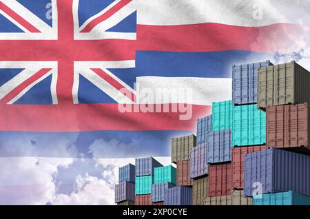 Die US-Bundesflagge Hawaii und ein großer Stapel Frachtcontainer in den Docks mit dem Hintergrund des Himmels aus nächster Nähe Stockfoto