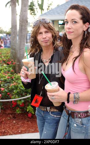 ALLE BILDER AUFGENOMMEN 2005-2006 MIAMI BEACH, FL (ALLE BILDER AUFGENOMMEN 2005-2006) -Reuters Dienstag, 26. September 2006; 20:36 Uhr Steven Tyler, Leadsänger der Rockband Aerosmith, hat drei Jahre lang gegen Hepatitis C gekämpft und einmal einer Chemotherapie unterzogen, die „About hat mich getötet“, sagte er der berühmten Fernsehshow Access Hollywood. In einem Interview, das am Dienstag ausgestrahlt wurde, sagte Tyler, 58, dass er „ziemlich still darüber“ blieb, nachdem er vor etwa drei Jahren mit der Krankheit diagnostiziert wurde, als Aerosmith eine Pause von Tourneen und Aufnahmen machte. "Ich sprach mit meinem Arzt ... und er sagte, jetzt ist die Zeit, und Stockfoto