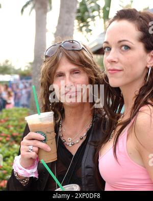 ALLE BILDER AUFGENOMMEN 2005-2006 MIAMI BEACH, FL (ALLE BILDER AUFGENOMMEN 2005-2006) -Reuters Dienstag, 26. September 2006; 20:36 Uhr Steven Tyler, Leadsänger der Rockband Aerosmith, hat drei Jahre lang gegen Hepatitis C gekämpft und einmal einer Chemotherapie unterzogen, die „About hat mich getötet“, sagte er der berühmten Fernsehshow Access Hollywood. In einem Interview, das am Dienstag ausgestrahlt wurde, sagte Tyler, 58, dass er „ziemlich still darüber“ blieb, nachdem er vor etwa drei Jahren mit der Krankheit diagnostiziert wurde, als Aerosmith eine Pause von Tourneen und Aufnahmen machte. Ich habe mit meinem Arzt gesprochen. Und er sagte, jetzt ist die Zeit, und Stockfoto