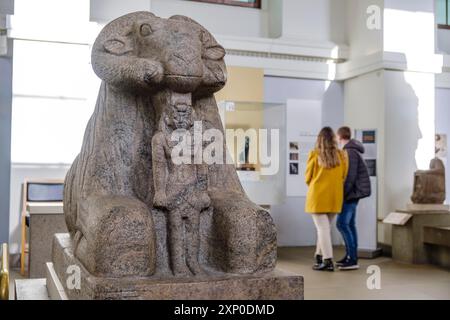 RAM sphinx von König Taharqo, Paar, das das Museum besucht, britisches Museum, London, England, Großbritannien Stockfoto