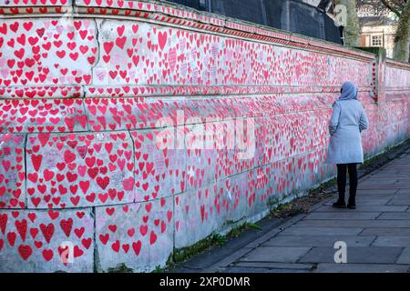 Covid Memorial neben der Themse malte Herzen zu Ehren der Opfer des COVID-Virus, London, England, Großbritannien Stockfoto