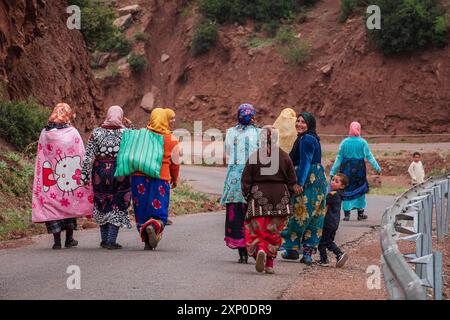 Gruppe berberfrauen, die auf einer asphaltierten Straße arbeiten, Ait Blal, Provinz azilal, Atlasgebirge, marokko Stockfoto