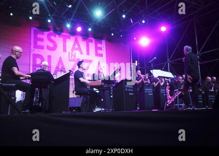 1. August 2024, Rom, Latium, Italien: Festival „Estate in Piazza“ auf dem Stadtmarkt Casal de Pazzi in Rom. Organisiert von der Gemeinde Rom Capitale in der Eigenschaft des Kulturrats Alessandro Onorato mit Zetema, Gebiet des lokalen Marktes zwischen viale Locke und Via Augusto Comte, Municipio IV, Aufführung des Künstlers Gerardo Di Lella-Big Band, der „E CI RITORNI IN MENTE“ Musik und Texte von Lucio Battisti präsentierte. Das Festival wird in den Gemeinden Roms während des Sommers fortgesetzt. (Bild: © Daniela Franceschelli/Pacific Press Via ZUMA Pres Stockfoto