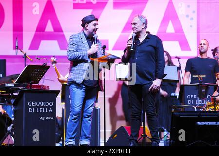 1. August 2024, Rom, Latium, Italien: Festival „Estate in Piazza“ auf dem Stadtmarkt Casal de Pazzi in Rom. Organisiert von der Gemeinde Rom Capitale in der Eigenschaft des Kulturrats Alessandro Onorato mit Zetema, Gebiet des lokalen Marktes zwischen viale Locke und Via Augusto Comte, Municipio IV, Aufführung des Künstlers Gerardo Di Lella-Big Band, der „E CI RITORNI IN MENTE“ Musik und Texte von Lucio Battisti präsentierte. Das Festival wird in den Gemeinden Roms während des Sommers fortgesetzt. (Bild: © Daniela Franceschelli/Pacific Press Via ZUMA Pres Stockfoto