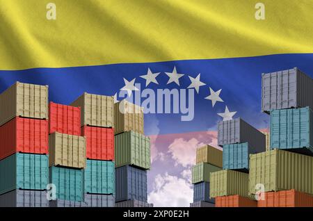 Venezolanische Flagge und großer Stapel Frachtcontainer in Docks mit Himmelshintergrund aus nächster Nähe Stockfoto