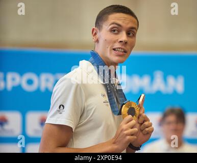 Otopeni, Rumänien. 2. August 2024: Der rumänische Olympiasieger David Popovici kehrt von den Olympischen Spielen in Paris 2024 am Flughafen Henri Coanda in Bukarest in Otopeni, Rumänien, zurück. Popovici gewann die Goldmedaille im 200-m-Freistil der Männer und Bronze im 100-m-Freistil und wurde mit 19 Jahren der erste rumänische Schwimmer, der eine olympische Goldmedaille gewann. Quelle: Lucian Alecu/Alamy Live News Stockfoto