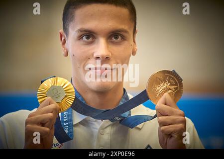 Otopeni, Rumänien. 2. August 2024: Der rumänische Olympiasieger David Popovici kehrt von den Olympischen Spielen in Paris 2024 am Flughafen Henri Coanda in Bukarest in Otopeni, Rumänien, zurück. Popovici gewann die Goldmedaille im 200-m-Freistil der Männer und Bronze im 100-m-Freistil und wurde mit 19 Jahren der erste rumänische Schwimmer, der eine olympische Goldmedaille gewann. Quelle: Lucian Alecu/Alamy Live News Stockfoto