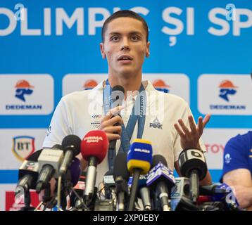 Otopeni, Rumänien. 2. August 2024: Der rumänische Olympiasieger David Popovici kehrt von den Olympischen Spielen in Paris 2024 am Flughafen Henri Coanda in Bukarest in Otopeni, Rumänien, zurück. Popovici gewann die Goldmedaille im 200-m-Freistil der Männer und Bronze im 100-m-Freistil und wurde mit 19 Jahren der erste rumänische Schwimmer, der eine olympische Goldmedaille gewann. Quelle: Lucian Alecu/Alamy Live News Stockfoto