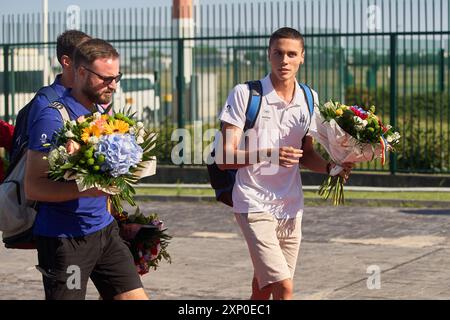 Otopeni, Rumänien. 2. August 2024: Der rumänische Olympiasieger David Popovici kehrt von den Olympischen Spielen in Paris 2024 am Flughafen Henri Coanda in Bukarest in Otopeni, Rumänien, zurück. Popovici gewann die Goldmedaille im 200-m-Freistil der Männer und Bronze im 100-m-Freistil und wurde mit 19 Jahren der erste rumänische Schwimmer, der eine olympische Goldmedaille gewann. Quelle: Lucian Alecu/Alamy Live News Stockfoto