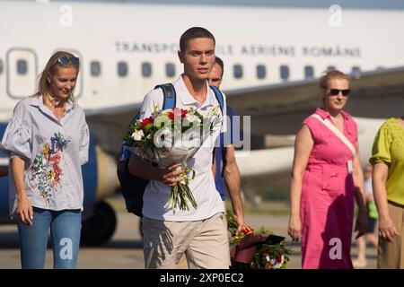 Otopeni, Rumänien. 2. August 2024: Der rumänische Olympiasieger David Popovici kehrt von den Olympischen Spielen in Paris 2024 am Flughafen Henri Coanda in Bukarest in Otopeni, Rumänien, zurück. Popovici gewann die Goldmedaille im 200-m-Freistil der Männer und Bronze im 100-m-Freistil und wurde mit 19 Jahren der erste rumänische Schwimmer, der eine olympische Goldmedaille gewann. Quelle: Lucian Alecu/Alamy Live News Stockfoto