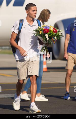 Otopeni, Rumänien. 2. August 2024: Der rumänische Olympiasieger David Popovici kehrt von den Olympischen Spielen in Paris 2024 am Flughafen Henri Coanda in Bukarest in Otopeni, Rumänien, zurück. Popovici gewann die Goldmedaille im 200-m-Freistil der Männer und Bronze im 100-m-Freistil und wurde mit 19 Jahren der erste rumänische Schwimmer, der eine olympische Goldmedaille gewann. Quelle: Lucian Alecu/Alamy Live News Stockfoto