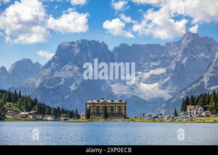 SEE MISURINA, VENETO/ITALIEN, 9. AUGUST: Blick auf den See Misurina bei Auronzo di Cadore, Veneto, Italien am 9. August 2020. Nicht identifizierte Personen Stockfoto