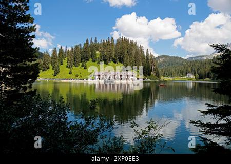 SEE MISURINA, VENETO/ITALIEN, 9. AUGUST: Blick auf den See Misurina bei Auronzo di Cadore, Veneto, Italien am 9. August 2020. Nicht identifizierte Personen Stockfoto