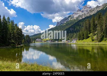 SEE MISURINA, VENETO/ITALIEN, 9. AUGUST: Blick auf den See Misurina bei Auronzo di Cadore, Veneto, Italien am 9. August 2020. Nicht identifizierte Personen Stockfoto