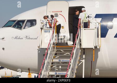 Otopeni, Rumänien. 2. August 2024: Ein Flugzeug der Fluggesellschaft Tarom mit dem rumänischen Goldmedaillengewinner David Popovici kehrt von den Olympischen Spielen Paris 2024 zurück und trifft am Flughafen Bukarest Henri Coanda in Otopeni, Rumänien, ein. Quelle: Lucian Alecu/Alamy Live News Stockfoto