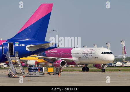 Otopeni, Rumänien. 2. August 2024: Ein Flugzeug der Billigfluggesellschaft Wizz Air, das auf dem Flughafen Bukarest Henri Coanda (AIHCB) in Otopeni, 16,5 km nördlich von Bukarest, startet. Quelle: Lucian Alecu/Alamy Live News Stockfoto