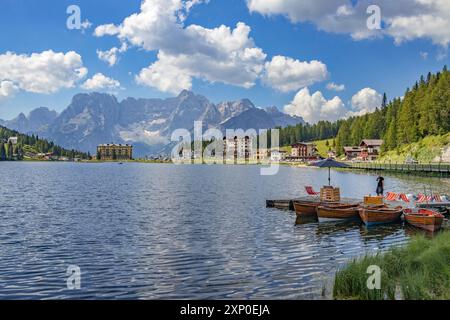 SEE MISURINA, VENETO/ITALIEN, 9. AUGUST: Blick auf den See Misurina bei Auronzo di Cadore, Veneto, Italien am 9. August 2020. Nicht identifizierte Personen Stockfoto