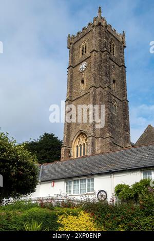 BERRYNARBOR, DEVON, UK, 17. AUGUST: Blick auf die St. Peters Kirche in Berrynarbor in Devon am 17. August 2021 Stockfoto