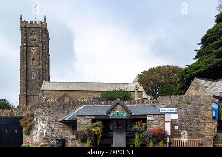 BERRYNARBOR, DEVON, UK, 17. AUGUST: Blick auf die St. Peters Kirche in Berrynarbor in Devon am 17. August 2021 Stockfoto