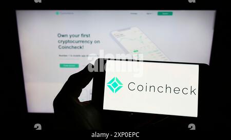 Stuttgart, Deutschland, 29.03.2022: Person, die ein Mobiltelefon mit dem Logo des japanischen Kryptowährungsunternehmens Coincheck Inc. Auf dem Bildschirm vor der Webseite hält. Stockfoto