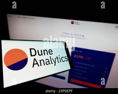 Stuttgart, 28.03.2022: Smartphone mit Logo des norwegischen Blockchain-Unternehmens Dune Analytics auf dem Bildschirm vor der Website. Konzentrieren Sie sich auf Stockfoto