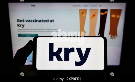 Stuttgart, Deutschland, 03-30-2022: Person mit Smartphone mit Logo des schwedischen Gesundheitsunternehmens Kry International ab auf dem Bildschirm vor der Website. Stockfoto